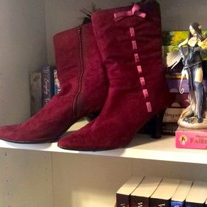 Suede boots by Predictions